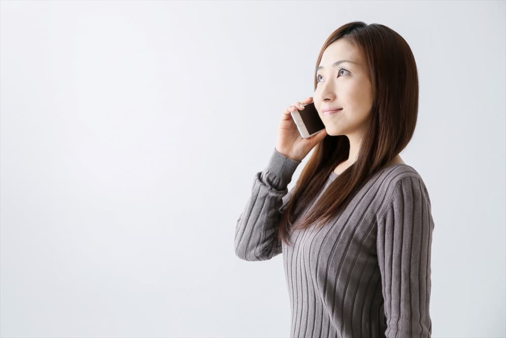 電話をする女性